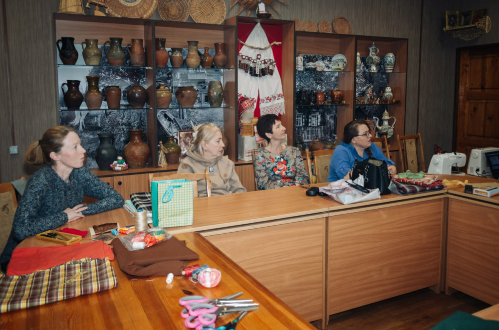 участникам рассказали о происхождении безрукавной одежды в традиционном костюме - фото - 2