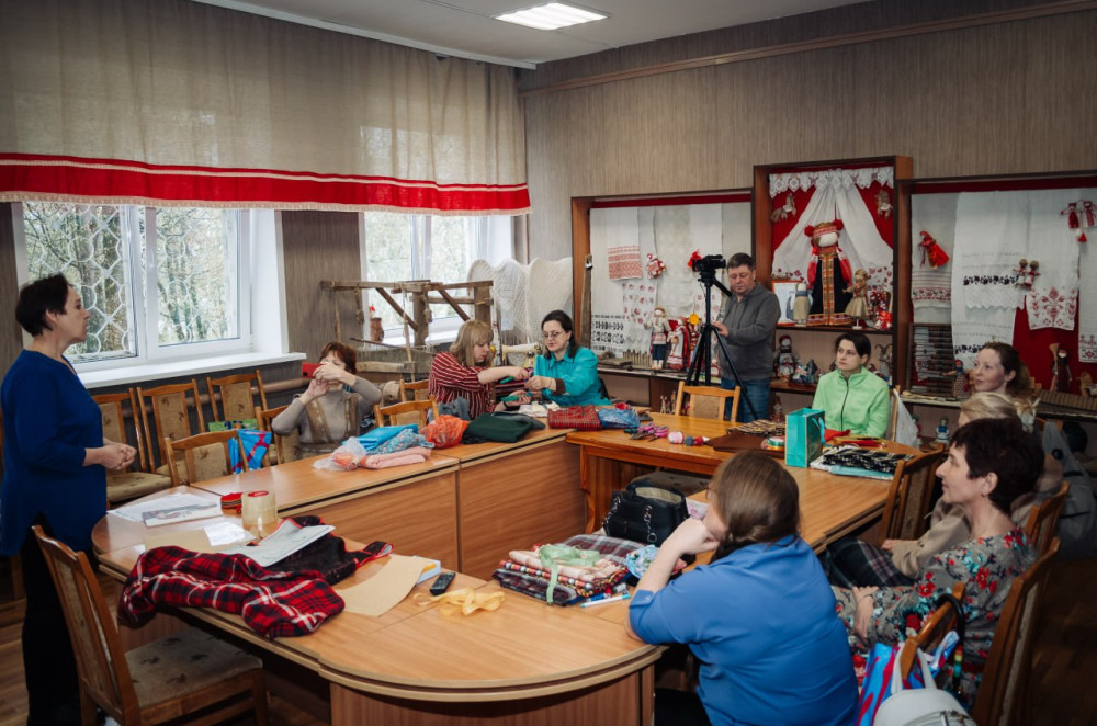 участникам рассказали о происхождении безрукавной одежды в традиционном костюме - фото - 4